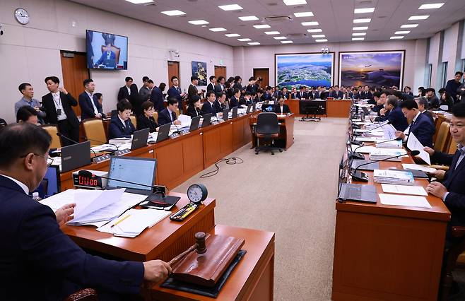 13일 서울 여의도 국회에서 열린 국토교통부 등에 대한 국토교통위원회 국정감사에서 맹성규 국토교통위원장이 국정감사 개시를 선언하며 의사봉을 두드리고 있다. [연합]