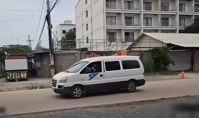 단지에서 의문의 차량이 나와 A씨 모습을 휴대전화 카메라로 촬영해가는 모습 [온라인 커뮤니티 갈무리]