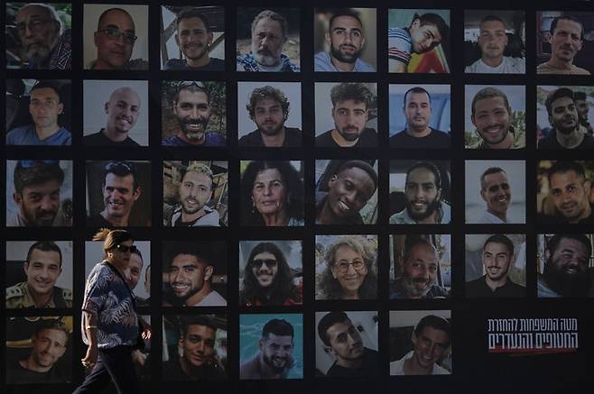 [예루살렘=AP/뉴시스] 지난 7일(현지시간) 이스라엘 예루살렘에 가자지구에 억류 중인 이스라엘 인질 사진이 걸려 있다. 2025.10.10.