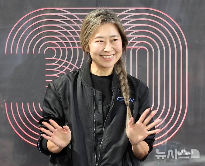 [부산=뉴시스] 박진희 기자 = 매기 강(Maggie Kang) 감독이 21일 부산 해운대구 영화의전당 BIFF 야외무대에서 제30회 부산국제영화제 영화 '케이팝 데몬 헌터스' 오픈토크를 하고 있다. 2025.09.21. pak7130@newsis.com