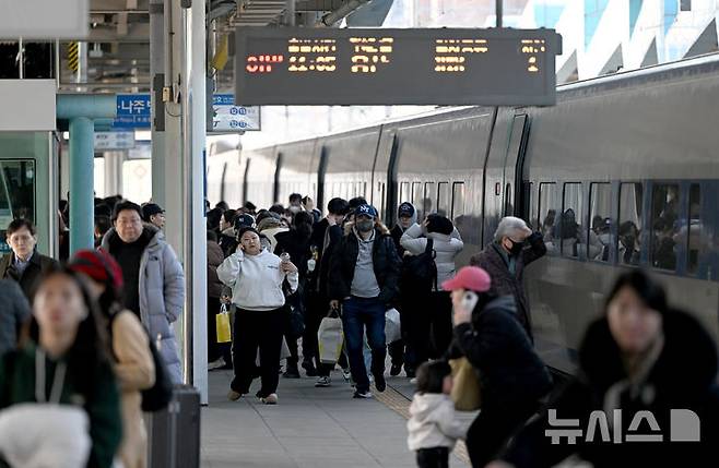 [광주=뉴시스] 김혜인 기자 = 설 명절 연휴 전날인 24일 오전 광주 광산구 광주송정역이 귀성객으로 붐비고 있다. 2025.01.24.hyein0342@newsis.com