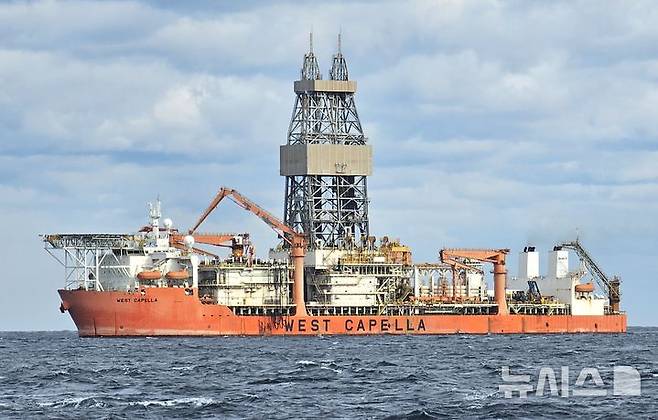 [포항=뉴시스] 송종욱 기자 = 포항시는 대왕고래 프로젝트인 '동해 심해 석유·가스전 1차 탐사 시추'와 관련한 중간 결과 발표에 따라 최종 평가 결과를 기다리며 향후 추가 탐사 시추 등에 대비해 영일만항의 역할을 확대하기로 했다. 사진은 포항시 남구 구룡포 앞바다에서 석유·가스 탐사 시추 작업 중인 '웨스트 카펠라호' 모습. 2025.02.11. sjw@newsis.com