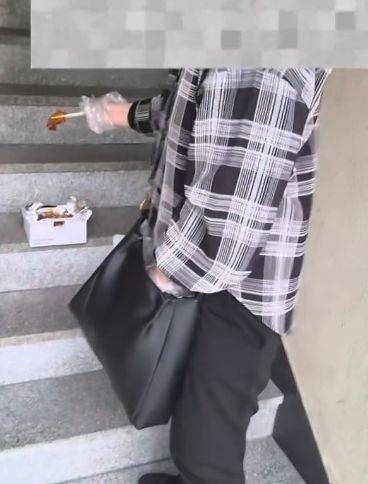 [뉴시스] 배달 기사가 계단에서 배달 치킨을 먹고 있는 모습. (사진 = 인스타그램 캡처) 2025.10.13. *재판매 및 DB 금지