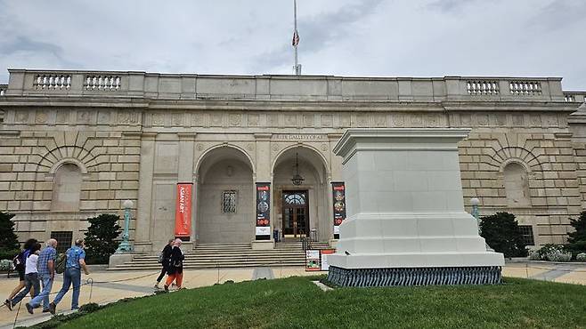 [서울=뉴시스] 미국 연방정부 셧다운(일시 업무 중단) 사태가 12일째 이어지는 가운데 워싱턴DC의 관광 명소인 스미스소니언 박물관과 국립동물원이 문을 닫았다고 CNN이 12일(현지 시간) 보도했다. 사진은 스미스소니언 국립아시아미술관. 2025.10.13.  *재판매 및 DB 금지