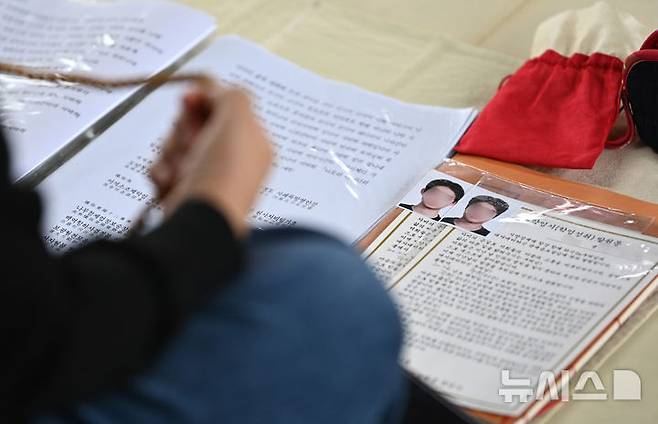 [화성=뉴시스] 김종택 기자 = 2026학년도 대학수학능력시험(11월13일)을 한달 앞둔 13일 경기 화성시 용주사에서 수험생 학부모가 자녀의 수능 고득점을 염원하며 기도하고 있다. 2025.10.13. jtk@newsis.com