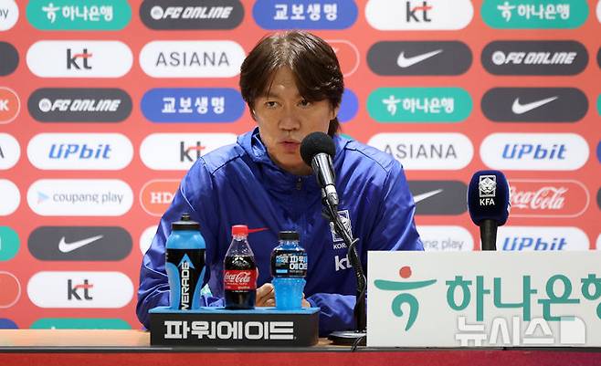 [고양=뉴시스] 김선웅 기자 = 파라과이와 평가전을 앞둔 대한민국 축구대표팀 홍명보 감독이 13일 경기 고양시 고양종합운동장에서 기자회견을 하고 있다. 2025.10.13. mangusta@newsis.com