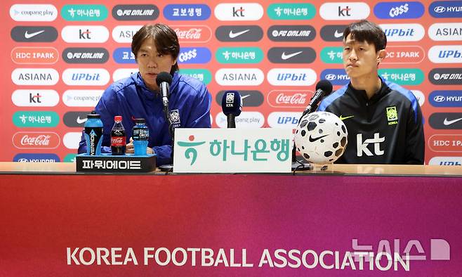 [고양=뉴시스] 김선웅 기자 = 파라과이와 평가전을 앞둔 대한민국 축구대표팀 홍명보 감독과 이재성이 13일 경기 고양시 고양종합운동장에서 기자회견을 하고 있다. 2025.10.13. mangusta@newsis.com