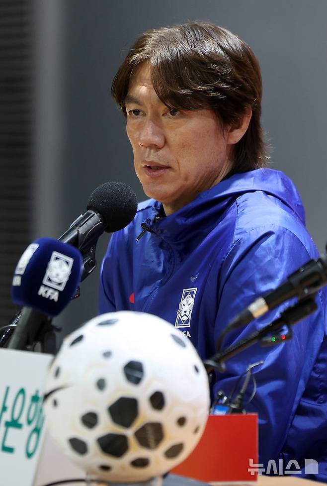 [고양=뉴시스] 김선웅 기자 = 파라과이와 평가전을 앞둔 대한민국 축구대표팀 홍명보 감독이 13일 경기 고양시 고양종합운동장에서 기자회견을 하고 있다. 2025.10.13. mangusta@newsis.com