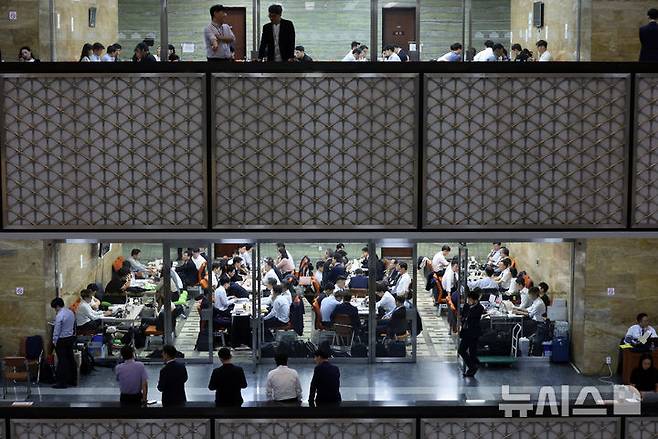 [서울=뉴시스] 고승민 기자 = 2025년도 국정감사가 시작된 13일 서울 여의도 국회에서 피감기관 공무원들이 국감 준비를 하고 있다. 2025.10.13. kkssmm99@newsis.com