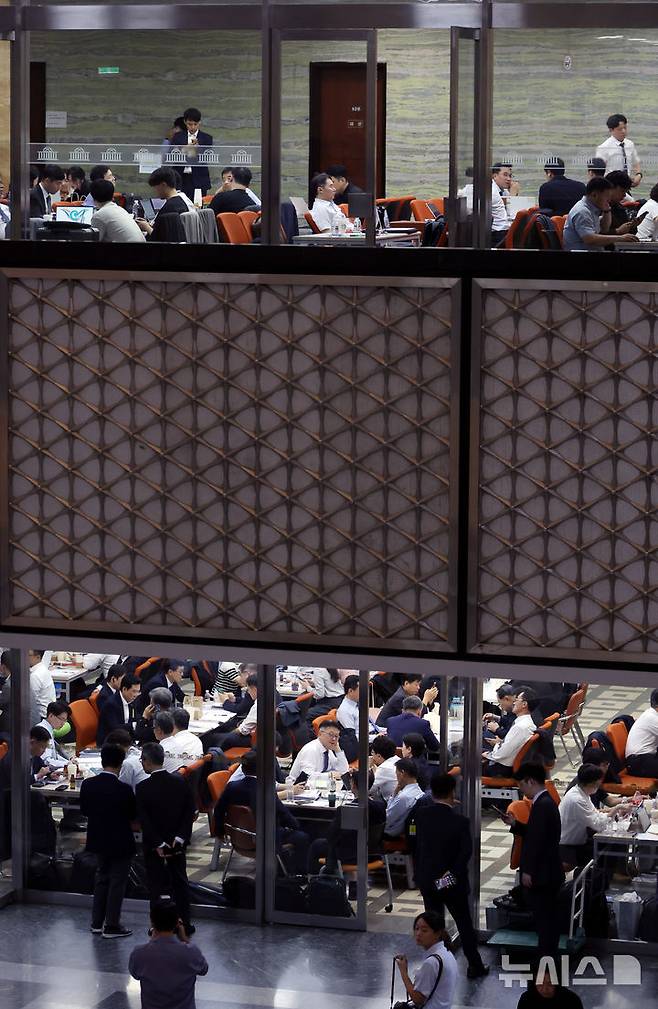 [서울=뉴시스] 고승민 기자 = 2025년도 국정감사가 시작된 13일 서울 여의도 국회에서 피감기관 공무원들이 국감 준비를 하고 있다. 2025.10.13. kkssmm99@newsis.com