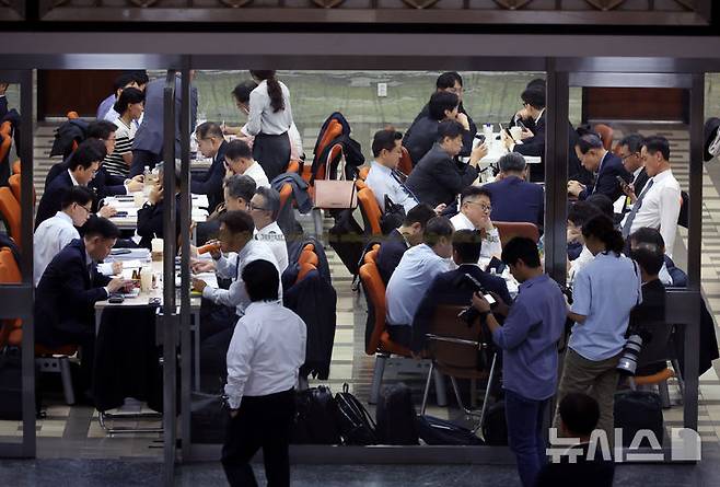 [서울=뉴시스] 고승민 기자 = 2025년도 국정감사가 시작된 13일 서울 여의도 국회에서 피감기관 공무원들이 국감 준비를 하고 있다. 2025.10.13. kkssmm99@newsis.com