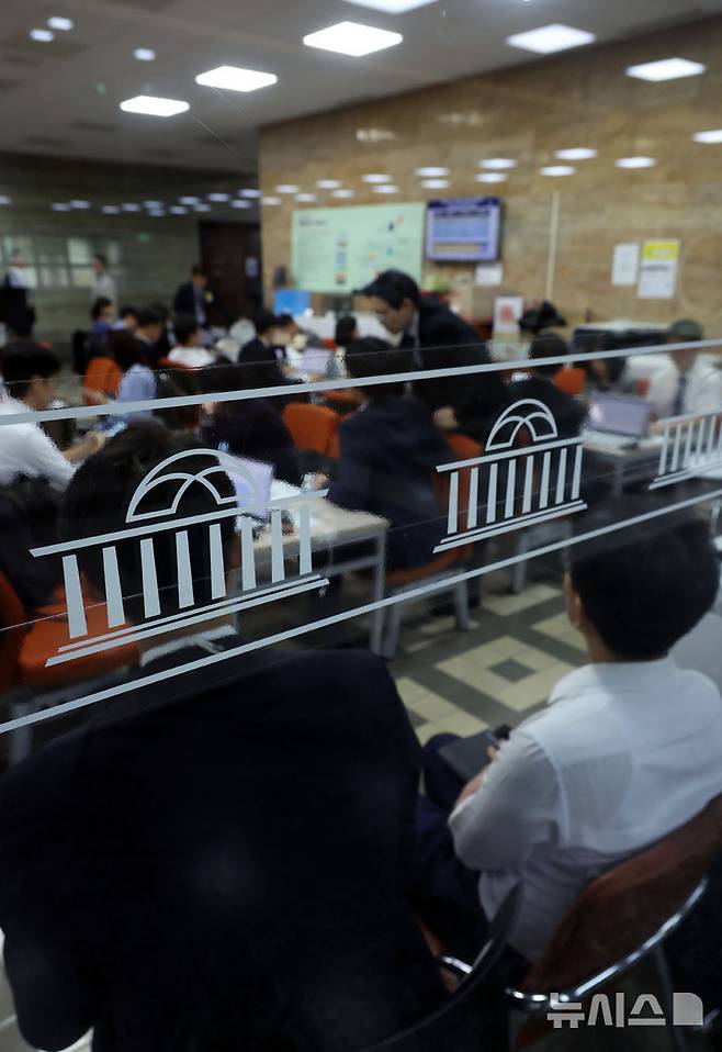 [서울=뉴시스] 고승민 기자 = 2025년도 국정감사가 시작된 13일 서울 여의도 국회에서 피감기관 공무원들이 국감 준비를 하고 있다. 2025.10.13. kkssmm99@newsis.com