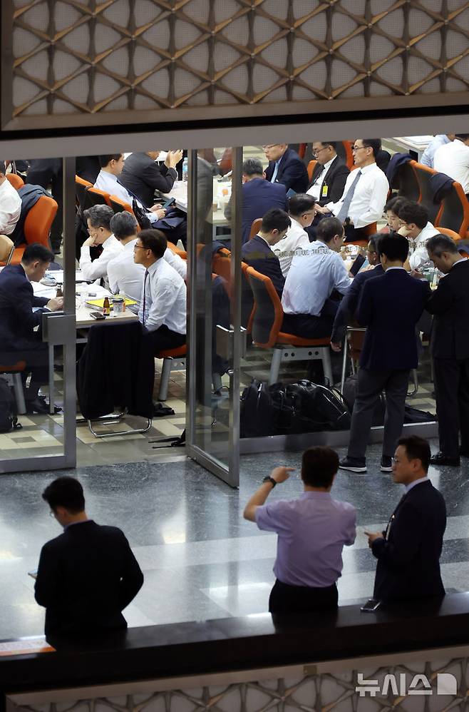 [서울=뉴시스] 고승민 기자 = 2025년도 국정감사가 시작된 13일 서울 여의도 국회에서 피감기관 공무원들이 국감 준비를 하고 있다. 2025.10.13. kkssmm99@newsis.com