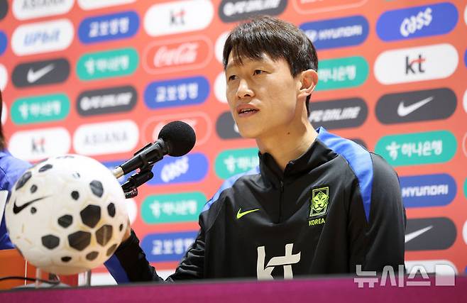 [고양=뉴시스] 김선웅 기자 = 파라과이와 평가전을 앞둔 대한민국 축구대표팀 이재성이 13일 경기 고양시 고양종합운동장에서 기자회견을 하고 있다. 2025.10.13. mangusta@newsis.com