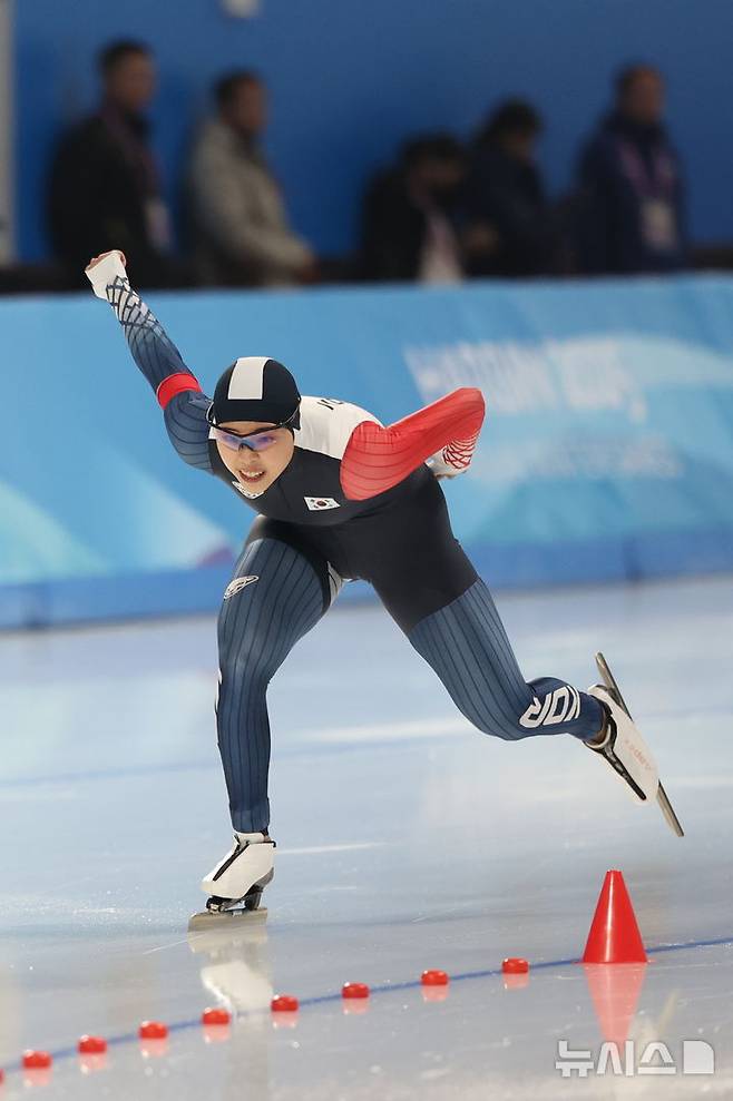 [하얼빈(중국)=뉴시스] 김선웅 기자 = 11일(현지 시간) 중국 하얼빈 헤이룽장 스피드스케이팅 오벌에서 열린 2025 하얼빈 동계 아시안게임 스피드스케이팅 여자 1000m 경기에서 이나현이 질주하고 있다. 2025.02.11. mangusta@newsis.com