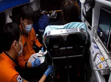 환자 병원 이송 [인천 남동소방서 제공. 연합뉴스]