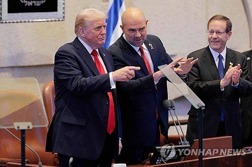 이스라엘 의회 환영받는 도널드 트럼프 미국 대통령 [AFP=연합뉴스 제공]
