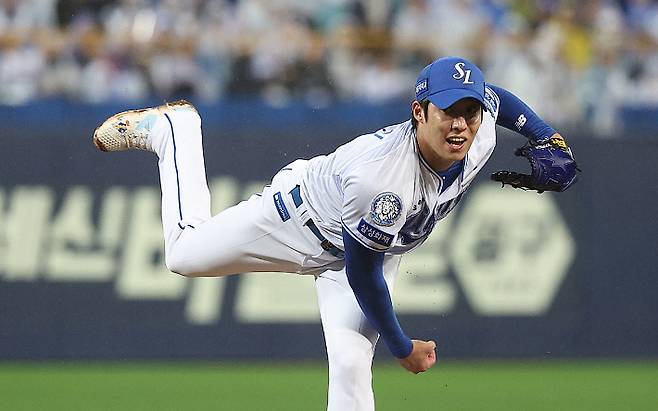 13일 대구 삼성 라이온즈 파크에서 열린 2025 프로야구 KBO 리그 포스트 시즌 준플레이오프 3차전 SSG 랜더스와 삼성 라이온즈의 경기. 7회초 삼성 선발투수 원태인이 역투하고 있다. 연합뉴스