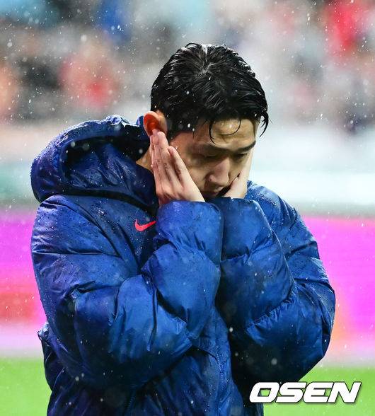 [OSEN=서울월드컵경기장, 지형준 기자] 세계의 벽은 높았다. 결과는 0-5 대패였다.홍명보&nbsp;감독이 이끄는 대한민국 남자 축구 국가대표팀은 10일 서울월드컵경기장에서 '세계 최강' 브라질을&nbsp;상대로 A매치&nbsp;평가전을 치러&nbsp;이스테방(첼시)과 호드리구(레알 마드리드)에게 나란히 2골을 허용하면서 0-5로 대패했다.경기를 마치고 한국 이강인이 아쉬워하고 있다. 2025.10.10 /jpnews@osen.co.kr