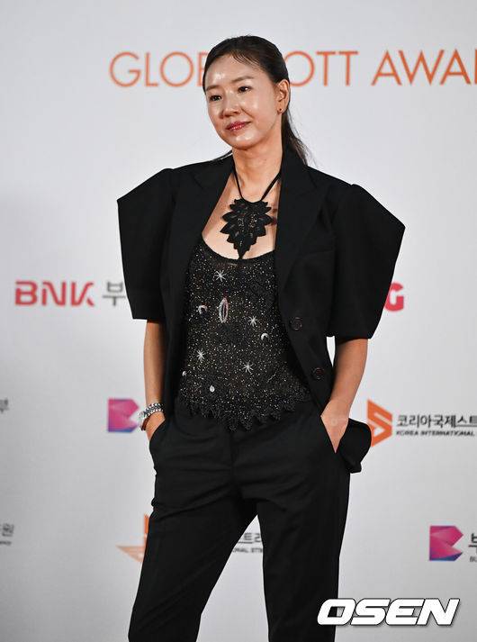 [OSEN=부산, 이석우 기자] 24일 부산 해운대구 부산 영화의 전당 야외극장에서 2025 국제스트리밍페스티벌 글로벌OTT어워즈 시상식 레드카펫 행사가 열렸다.2025 국제스트리밍페스티벌은 8월 22일부터 8월 25일까지 4일간 영화의전당과 파라다이스호텔에서 열린다. 배우 윤현숙이 포토월에서 포즈를 취하고 있다. 2025.08.24 / foto0307@osen.co.kr