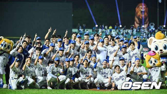 [OSEN=대구, 이석우 기자] '끝판대장' 오승환(43·삼성 라이온즈)이 21년 간의 프로 생활을 마치고 30일 대구 삼성라이온즈파크에서 열린 KBO리그 KIA 타이거즈전을 마치고 은퇴식을 가졌다.2005년 삼성 라이온즈에서 데뷔한 오승환은 2013년까지 KBO리그를 평정한 뒤, 일본프로야구(NPB)와 미국 메이저리그(MLB)에서도 '끝판대장'의 명성을 날리고 한국에 돌아와 5시즌을 더 뛰었다. KBO리그 15시즌 동안 오승환이 기록한 성적은 737경기 44승 33패 19홀드 427세이브 평균자책점 2.32, 한미일 통산 549세이브를 기록했다. 삼성 구단은 이만수, 양준혁,이승엽에 이어 오승환의 등번호 21번을 영구결번하기로 결정했다.오승환이 은퇴식을 끝내고 동료 선수들과 기념촬영을 하고 있다. / foto0307@osen.co.kr