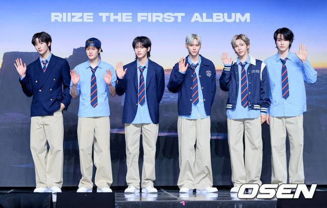 [OSEN=이대선 기자] 19일 서울 용산구 블루스퀘어 SOL트래블홀에서 그룹 라이즈 정규 1집 ‘ODYSSEY’ 미디어 쇼케이스가 열렸다.라이즈의 정체성을 확고히 하는 이번 앨범은 독자적 장르 ‘이모셔널 팝’을 담은 10개 트랙으로 구성되어 있으며, 19일 오후 6시 각종 음악 사이트에서 음원이 공개된다.라이즈가 포토타임을 가지고 있다. 2025.05.19 /sunday@osen.co.kr