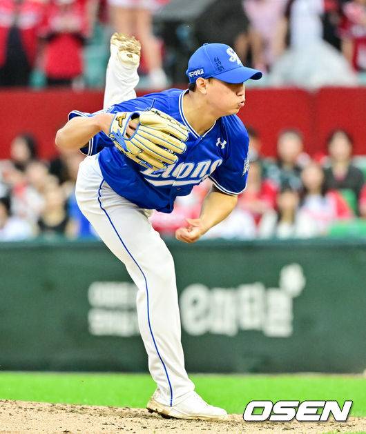 [OSEN=인천, 박준형 기자] 11일 인천 SSG랜더스필드에서 ‘2025 신한 SOL뱅크 KBO리그’ 준플레이오프(5전 3선승제) 2차전 SSG 랜더스와 삼성 라이온즈의 경기가 열렸다.SSG는 김건우, 삼성은 헤르손 가라비토를 선발 투수로 내세웠다.8회말 삼성 배찬승 투수가 역투하고 있다.  2025.10.11 / soul1014@osen.co.kr