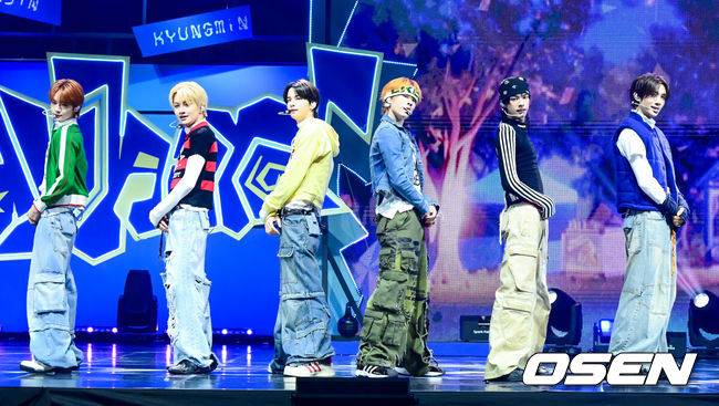 [OSEN=지형준 기자] 13일 오후 서울 광진구 광장동 예스24 라이브홀에서 TWS(투어스) 미니 4집 ‘play hard’ 쇼케이스가 열렸다.타이틀곡 ‘OVERDRIVE’는 과열된 상태를 뜻하는 제목처럼, 좋아하는 것에 푹 빠진 TWS의 폭발하는 감정을 그린 곡이다.&nbsp;TWS가 무대를 선보이고 있다. 2025.10.13 /jpnews@osen.co.kr