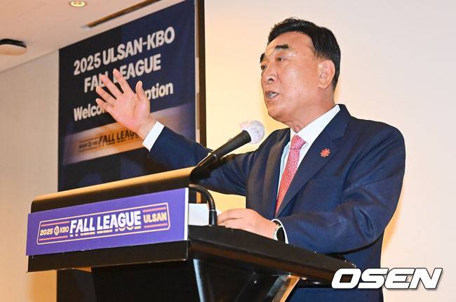 [OSEN=울산, 이석우 기자] 13일 KBO가 주최하고 울산광역시와 문화체육관광부의 후원으로 개최되는 2025 울산-KBO Fall League 환영 리셉션이 김두겸 울산광역시장, 허구연 KBO 총재, 참가팀 감독 및 대표 선수 등이 참석한 가운데 호텔현대 바이 라한 울산에서 열렸다. 2025 울산-KBO Fall League는 오는 14일부터 11월 1일까지 KIA, 삼성, LG, 롯데, NC, 고양, 독립리그 올스타, 대학 선발팀 등 국내 8개팀과 호주 멜버른 에이시스, 일본 독립리그 선발팀, 중국 CBA 소속 장쑤 휴즈홀쓰 등 해외팀이 참가해 울산 문수구장과 김해 상동구장, 창원 마산구장, 기장 KBO 야구센터에서 약 3주간의 열전에 돌입한다. 김두겸 울산광역시장이 인사말을 하고 있다. / foto0307@osen.co.kr