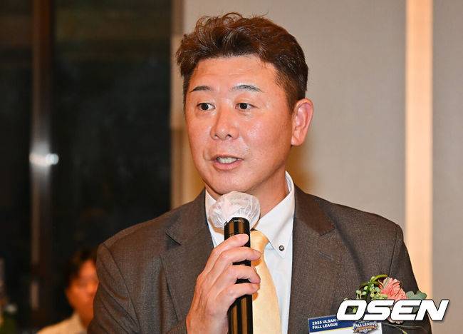 [OSEN=울산, 이석우 기자] 13일 KBO가 주최하고 울산광역시와 문화체육관광부의 후원으로 개최되는 2025 울산-KBO Fall League 환영 리셉션이 김두겸 울산광역시장, 허구연 KBO 총재, 참가팀 감독 및 대표 선수 등이 참석한 가운데 호텔현대 바이 라한 울산에서 열렸다. 2025 울산-KBO Fall League는 오는 14일부터 11월 1일까지 KIA, 삼성, LG, 롯데, NC, 고양, 독립리그 올스타, 대학 선발팀 등 국내 8개팀과 호주 멜버른 에이시스, 일본 독립리그 선발팀, 중국 CBA 소속 장쑤 휴즈홀쓰 등 해외팀이 참가해 울산 문수구장과 김해 상동구장, 창원 마산구장, 기장 KBO 야구센터에서 약 3주간의 열전에 돌입한다. 유이치 야나기사와 일본 독립 선발팀 감독이 각오를 밝히고 있다. / foto0307@osen.co.kr