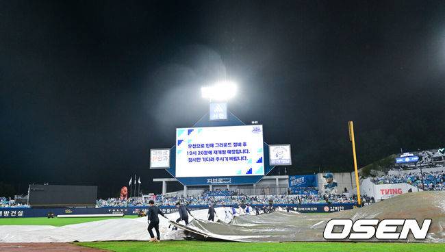 [OSEN=대구, 박준형 기자] 13일 대구 삼성라이온즈파크에서 ‘2025 신한 SOL뱅크 KBO리그’ 준플레이오프(5전 3선승제) 3차전 삼성 라이온즈와 SSG 랜더스의 경기가 열렸다삼성은 원태인, 방문팀 SSG은 드류 앤더슨을 선발로 내세웠다.경기 재개 시간이 그라운드에 표시된 가운데 그라운드 관계자들이 방수포를 걷고 있다.    2025.10.13 / soul1014@osen.co.kr