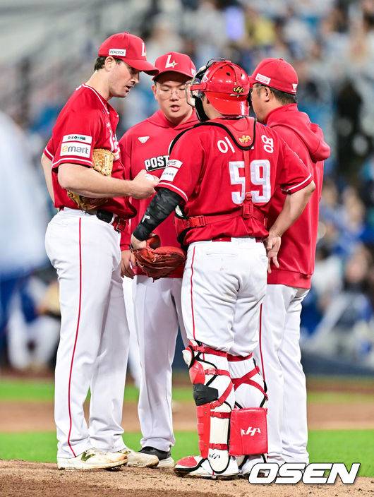 [OSEN=대구, 박준형 기자] 13일 대구 삼성라이온즈파크에서 ‘2025 신한 SOL뱅크 KBO리그’ 준플레이오프(5전 3선승제) 3차전 삼성 라이온즈와 SSG 랜더스의 경기가 열렸다삼성은 원태인, 방문팀 SSG은 드류 앤더슨을 선발로 내세웠다.3회말 실점 허용한 SSG 선발투수 앤더슨이 경헌호 투수 코치와 이야기를 나누고 있다.   2025.10.13 / soul1014@osen.co.kr