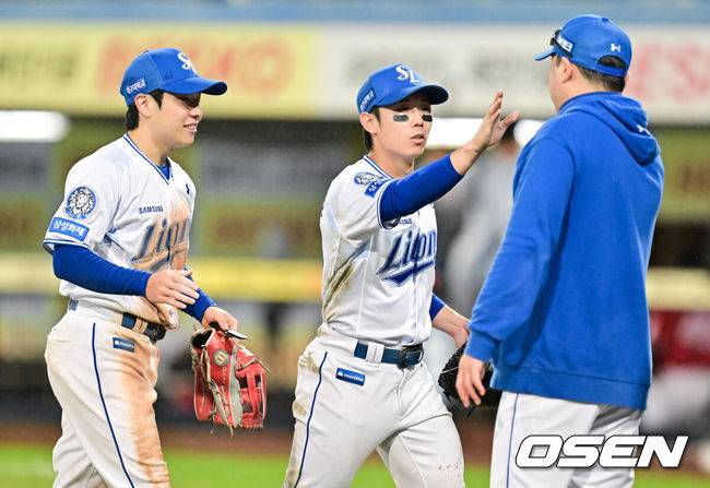 [OSEN=대구, 박준형 기자] 프로야구 삼성 라이온즈가 SSG 랜더스를 꺾고 플레이오프 진출에 1승만 남겨뒀다.삼성은 13일 대구삼성라이온즈파크에서 열린 준플레이오프 3차전에서 선발 원태인의 호투를 앞세워 5-3으로 승리했다. 시리즈 전적 2승 1패.&nbsp;경기종료 후 삼성 김지찬과 김성윤이 박진만 감독과 하이파이브를 하고 있다.   2025.10.13 / soul1014@osen.co.kr