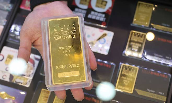 지난 12일 인천 중구 한국금거래소 영종도점에 전시된 골드바. 연합뉴스