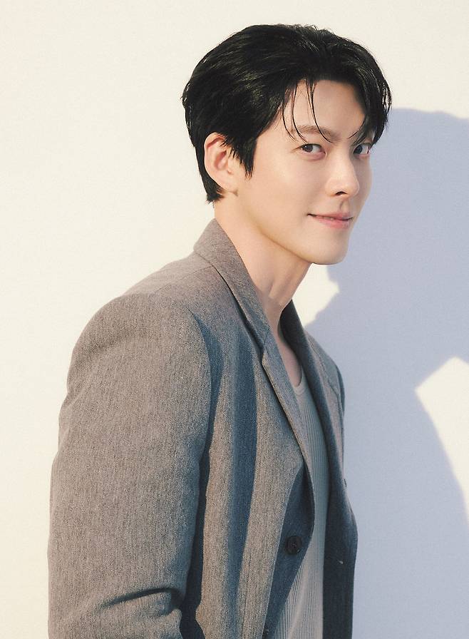 13일 서울 종로구 한 카페에서 만난 김우빈은 “‘다 이루어질지니’는 인간의 선한 본성에 대해 말하는 작품”이라며 “호불호가 갈리는 시청자들의 반응은 겸허하게 받아들인다”고 말했다. 넷플릭스 제공