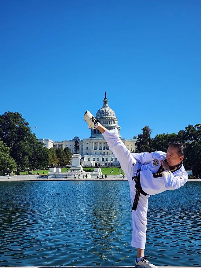 미국 연방의회 의원들을 대상으로 태권도를 강습하고 있는 박천재 조지메이슨대 스포츠사회심리학 교수가 11일(현지시간) 워싱턴DC 국회의사당 앞에서 발차기 시범을 보이고 있다. 세계선수권대회 금메달리스트이자 태권도 공인 9단인 박 교수는 1980년대 미국으로 건너와 ‘태권도 외교’에 앞장서고 있다. 본인 제공