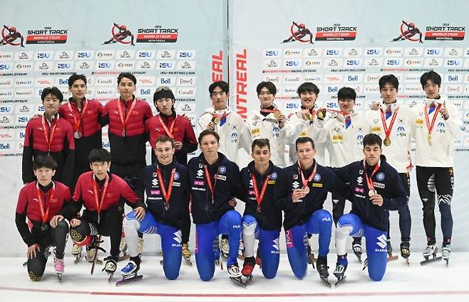 한국 쇼트트랙 국가대표팀이 13일(한국시간) 캐나다 퀘벡주 몬트리올 모리스 리처드 아레나에서 열린 2025~26 국제빙상경기연맹(ISU) 쇼트트랙 월드투어 1차 남자 5000ｍ 계주 결선에서 우승한 뒤 기뻐하고 있다. AP 연합뉴스