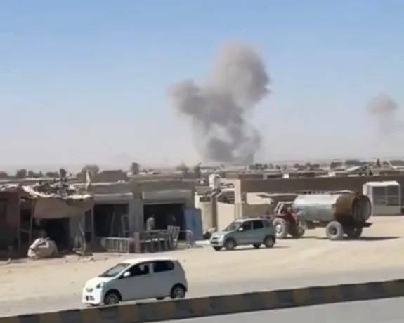 2025년 10월 12일(현지시간) 아프가니스탄 남부 칸다하르 인근에서 파키스탄 공군의 공습으로 연기가 피어오르고 있다. 파키스탄 전투기가 탈레반 군사 시설을 폭격한 직후 현지 주민들이 충격에 빠졌다. 출처=소셜미디어