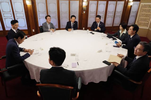 12일 서울 종로구 총리공관에서 김민석 국무총리, 강훈식 대통령 비서실장, 더불어민주당 정청래 대표, 김병기 원내대표 등이 참석한 고위당정협의회가 열리고 있다. 연합뉴스