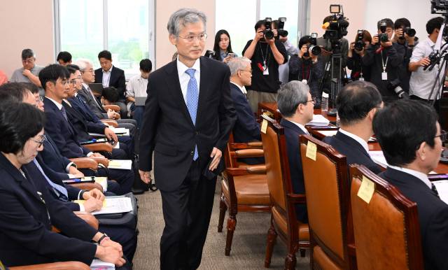 조희대 대법원장이 13일 국회 법제사법위원회의 대법원 등에 대한 국정감사에 출석해 인사말을 하기 위해 발언대로 향하고 있다. 이날 조 대법원장은 인사말을 마친 뒤 질의에는 답을 하지 않고 국회를 떠났다. 오승현 기자