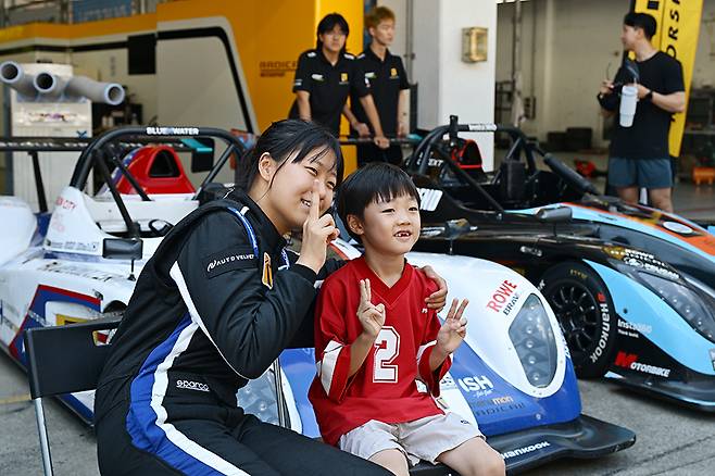 피트워크, 어린 팬과 사진을 찍는 신가원. 사진: 김학수 기자