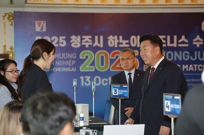 13일(현지시간) 베트남 하노이에 해외통상사무소를 개소하고 수출상담회를 열었다. ⓒ청주시 제공