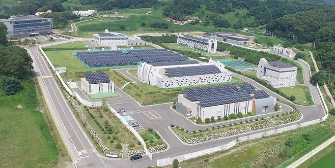 상수도사업본부 지북정수장에 409.92㎾ 용량의 태양광 발전시설을 새로 설치했다. ⓒ청주시 제공