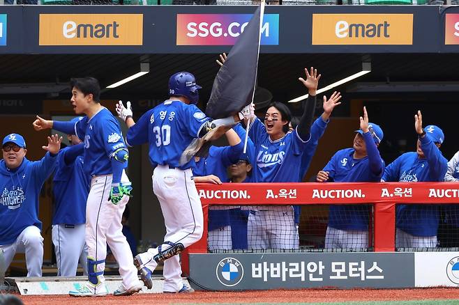 삼성 선수단이 9일 인천SSG랜더스필드에서 열린 SSG와 준플레이오프 1차전에서 3회초 김영웅(30번)의 2점홈런이 나오자 덕아웃에서 크게 환호하는 모습. 사진제공｜삼성 라이온즈