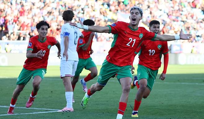 모로코 공격수 야시르 자비리(21번)가 13일(한국시간) 엘 테니엔테에서 열린 미국과 U-20 월드컵 8강전에서 골을 넣은 뒤 기뻐하고 있다. 사진출처｜FIFA 홈페이지