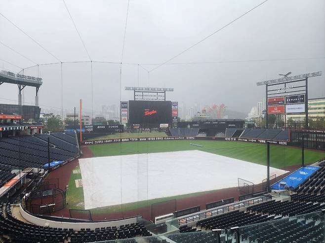 13일 대전한화생명볼파크에서 열릴 예정이던 한화와 상무의 연습경기는 우천 취소됐다. 14일 무관중으로 치러질 예정이다. 대전｜박정현 기자
