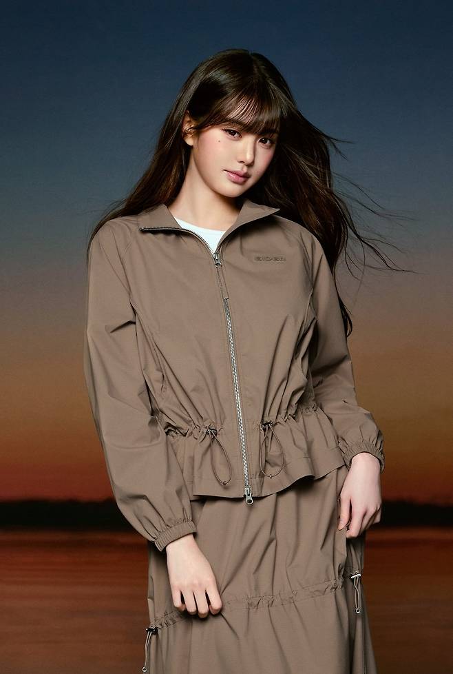 ‘셔링 여성 3L 자켓’을 선보이고 있는 아이더 모델 장원영.