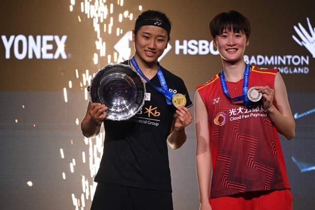 안세영(왼쪽)이 2023 전영오픈 배드민턴 여자 단식 우승 후 2위 천위페이와 함께 기념 촬영을 하고 있다. AFP연합뉴스