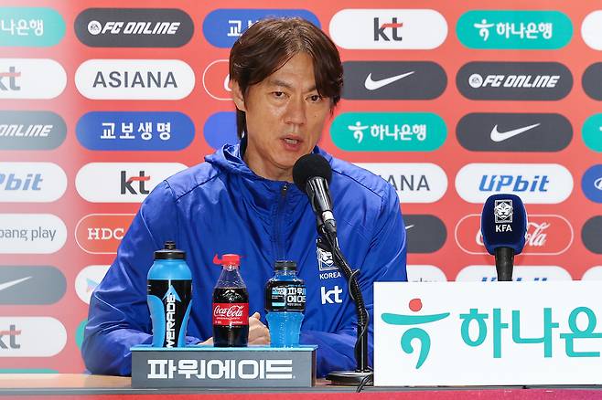 홍명보 축구대표팀 감독이 13일 고양종합운동장에서 진행된 파라과이전 공식 기자회견에서 질문에 답변하고 있다. 연합뉴스