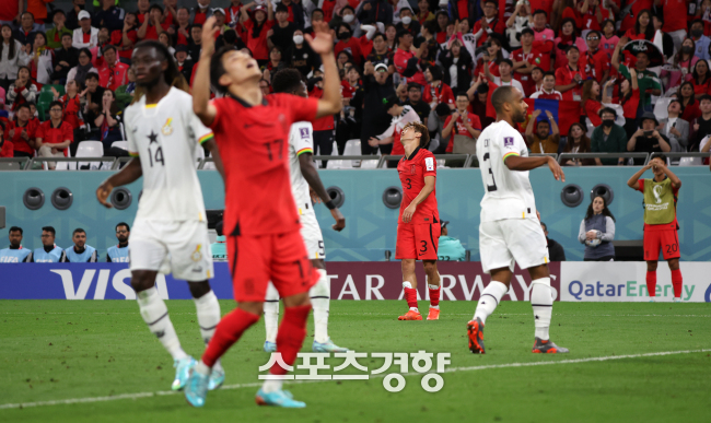 한국 축구대표팀 선수들이 2022 카타르월드컵 가나전에서 기회를 놓친 뒤 아쉬워하고 있다. 권도현 기자